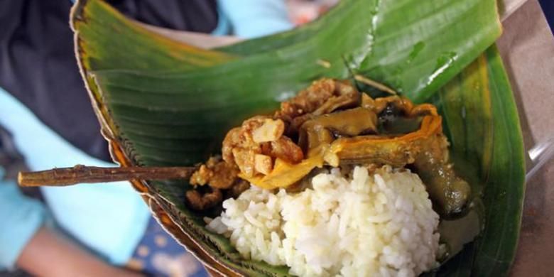 Tengkleng Bu Edi Klewer di Pasar Klewer, Solo, Jawa Tengah. 