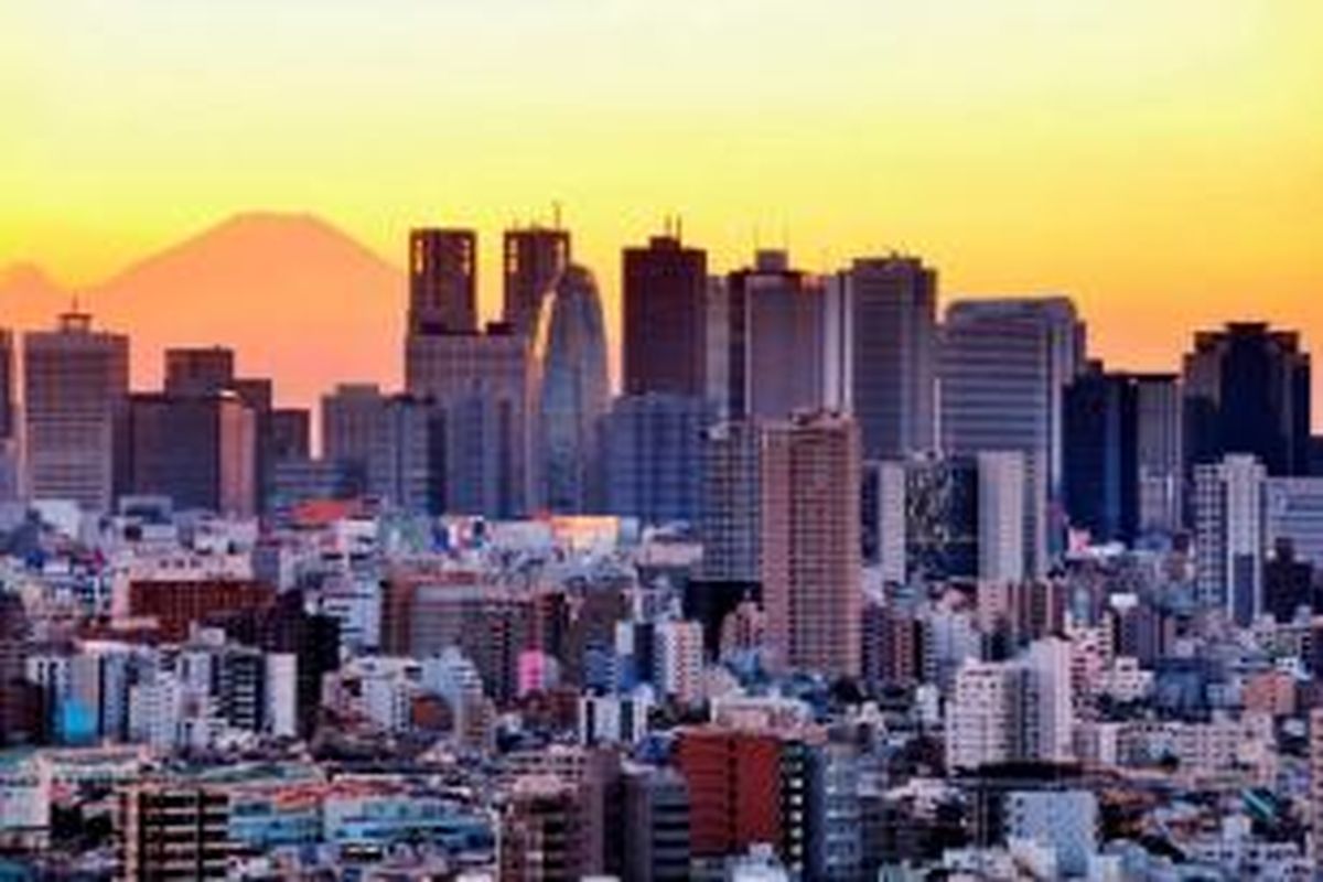 Gunung Fuji menjadi latar belakang pemandangan Shinjuku Ward, Tokyo, Jepang.