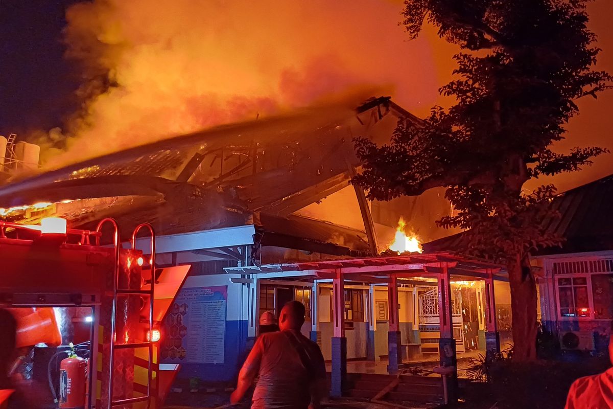 Kebakaran melanda gedung Taman Kanak-kanak (TK) dan Sekolah Dasar (SD) Sumbangsih di Jalan Duren Bangka, Pancoran, Jakarta Selatan, Rabu (1/11/2023) malam.