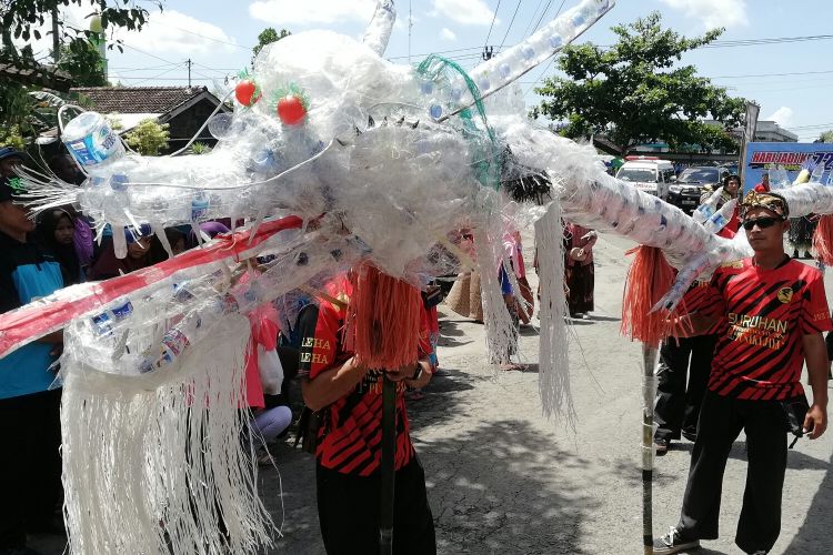 Dusun Suruhan mayoritas buruh tani dan pekerja lepas. Warganya kreatif membuat sebuah naga liong dari ribuan botol air minela bekas saat HUT Desa Karangsari, Kulon Progo, Yogyakarta, Sabtu (2/2/2019).