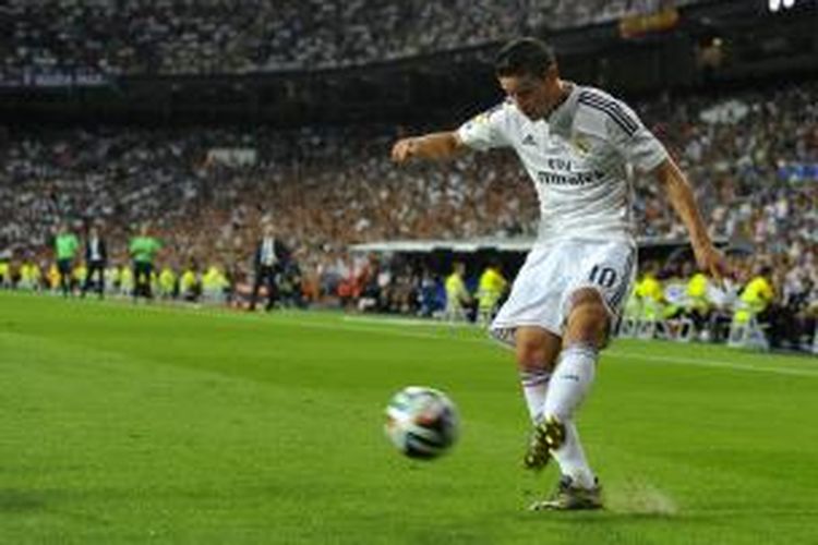 Salah satu aksi gelandang Real Madrid, James Rodriguez, pada pertandingan leg pertama Piala Super Spanyol, melawan Atletico Madrid, di Santiago Bernabeu, Selasa (19/8/2014).