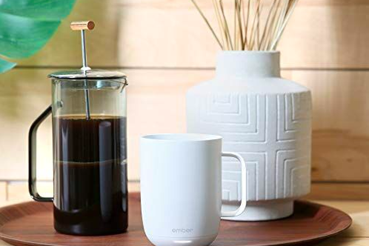 Mug dan alat penyeduh kopi sebagai hadiah di Hari Ibu 2022