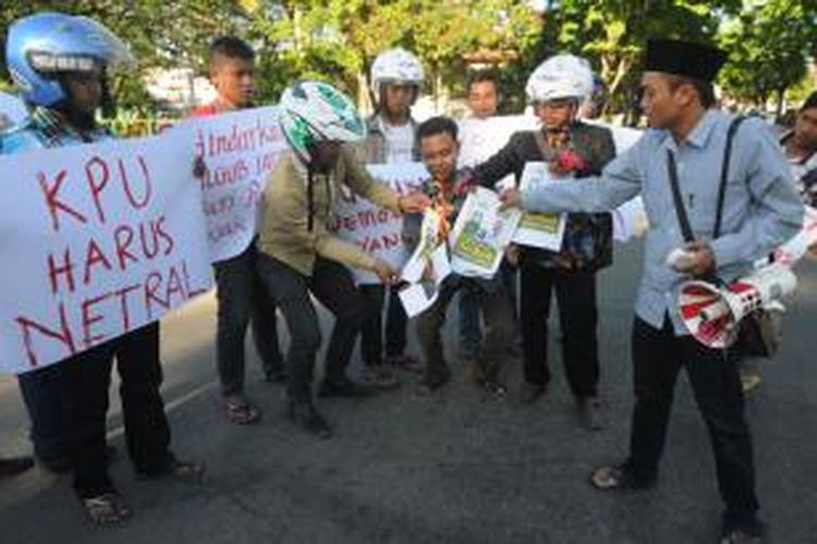Aksi bakar gambar pasangan Cagub Jatim nomor 4 Berkah dan Ketua KPU Jawa Timur, Andrey Dewanto, oleh mahasiswa Pamekasan, Rabu (28/8/2013).