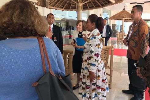 Dengan Baju Bermotif Ikan, Menteri Susi Hadiri Our Ocean Conference