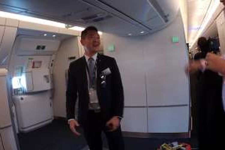Kabin dalam pesawat Airbus A350, kepala penumpang dewasa yang berdiri di tengah kabin tidak sampai menyentuh overhead bin.