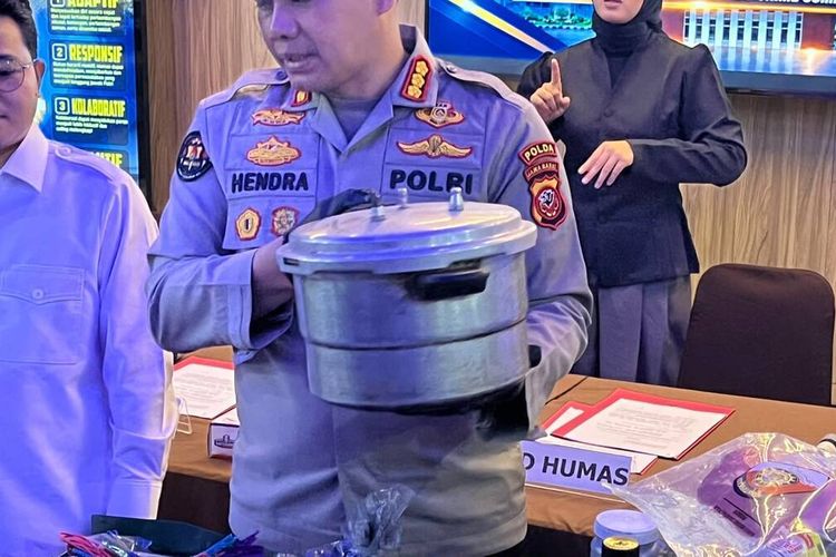 Perajin Kayu di Bandung Rakit Bom 