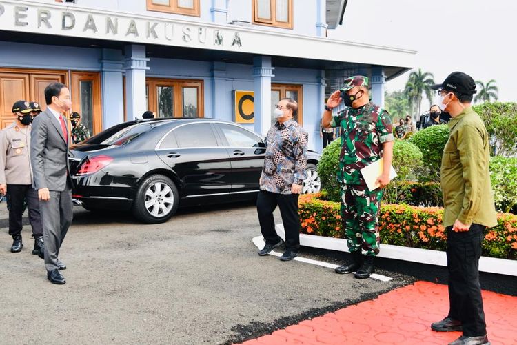 Presiden Jokowi didampingi Seskab Pramono Anung bertolak menuju Bandung, Jawa Barat. Senin (17/01/2022).