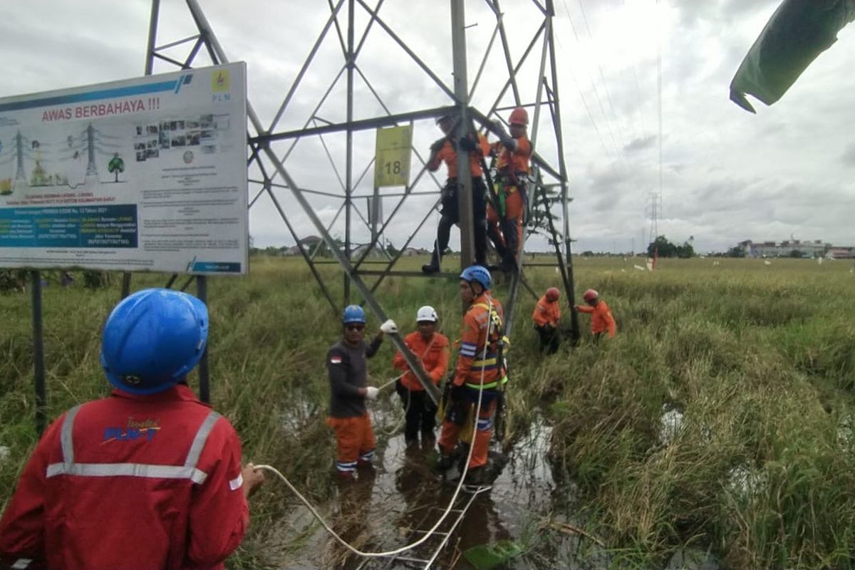 Aksi S (20) untuk mengakhiri hidupnya dengan cara lompat dari tower listrik di Kecamatan Jungkat, Kabupaten Mempawah, Kalimantan Barat (Kalbar) berhasil digagalkan, Rabu (29/1/2025). 