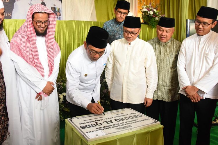 Gubernur Jawa Barat Ridwan Kamil (dua dari kiri) dan Ketua MPR RI Zulkifli Hasan (tiga dari kiri) saat meletakkan batu pertama pembangunan Masjid Jami Jannatul Firdaus dan meresmikan Gedung Asrama Al-Quds di Pondok Pesantren Umar Bin Khattab (UBK) Plus Bogor di Desa Gunung Malang, Kabupaten, Bogor, Rabu (25/9/2019).