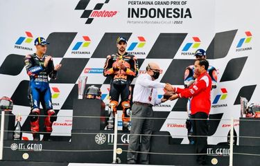 Penyerahan cenderamata pada ajang MotoGP 2022
