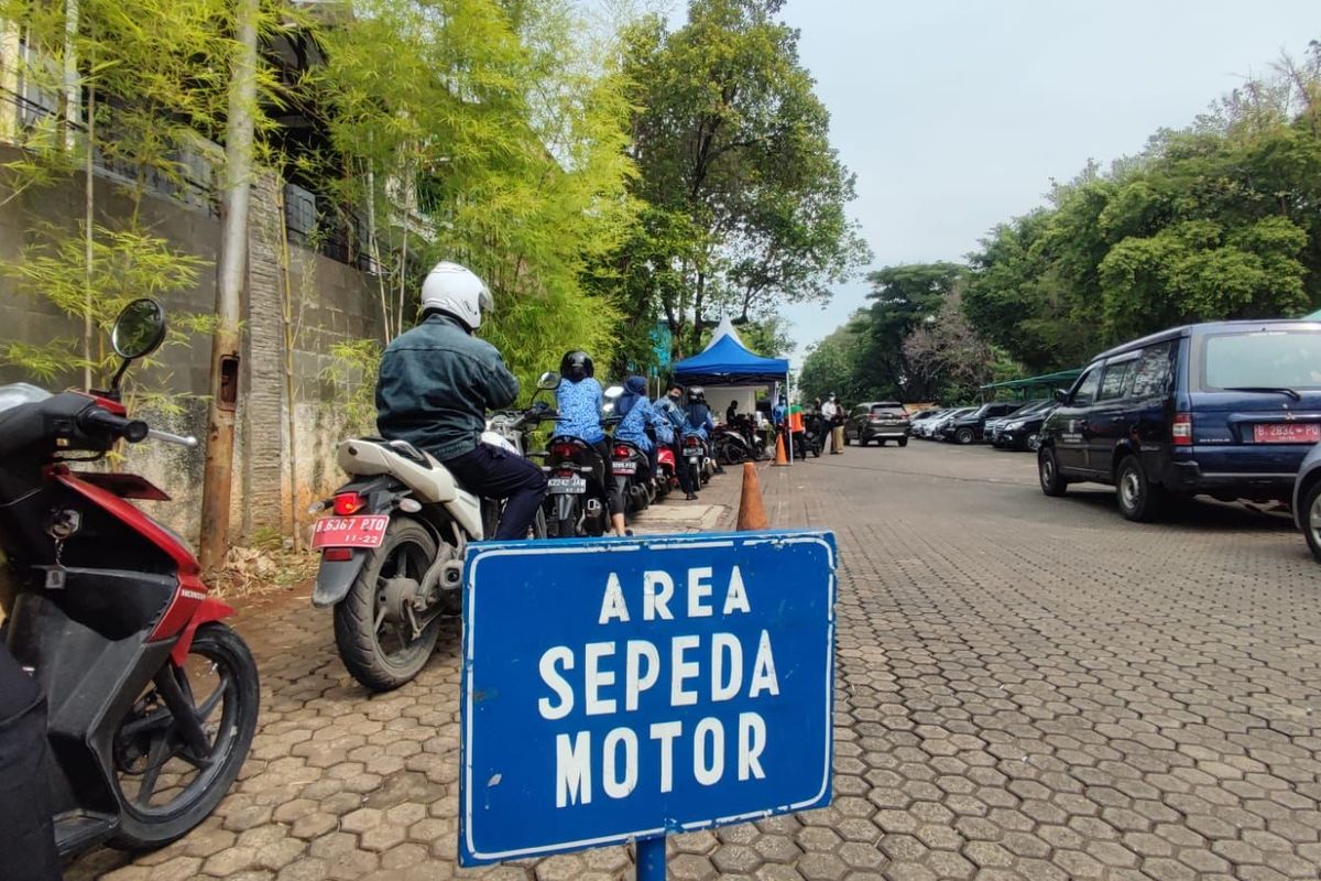 Antrean kendaraan roda dua ASN yang akan mengikuti uji emisi gratis yang digelar di halaman Kantor Wali Kota Jakarta Utara, Senin (20/12/2021).