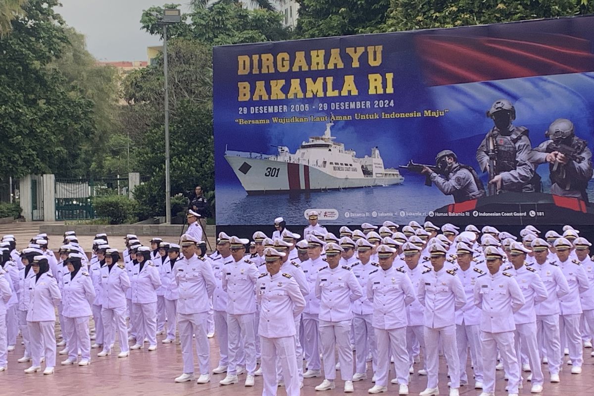 Upacara HUT Ke-19 Bakamla, Anggota Berdiri Tegap meski Diguyur Hujan Lebat