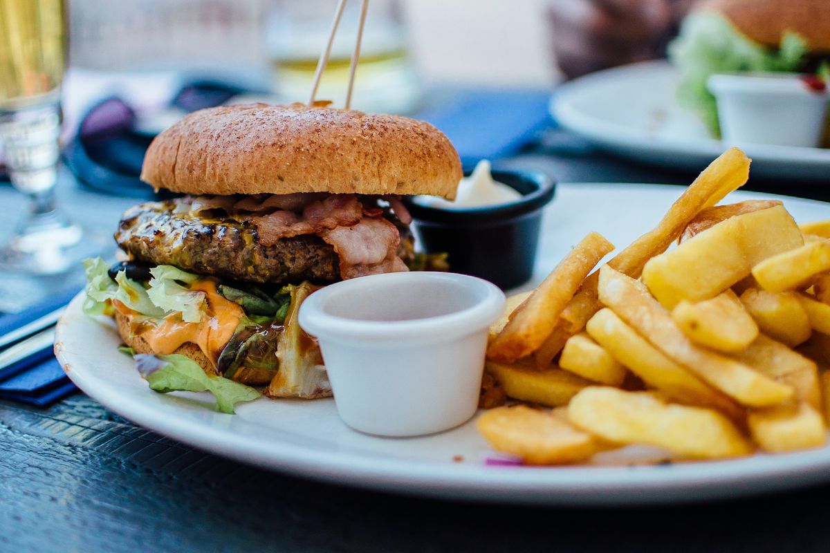 Lemak dalam junk food bisa menutup pori-pori rambut dan membuat rambut rontok.