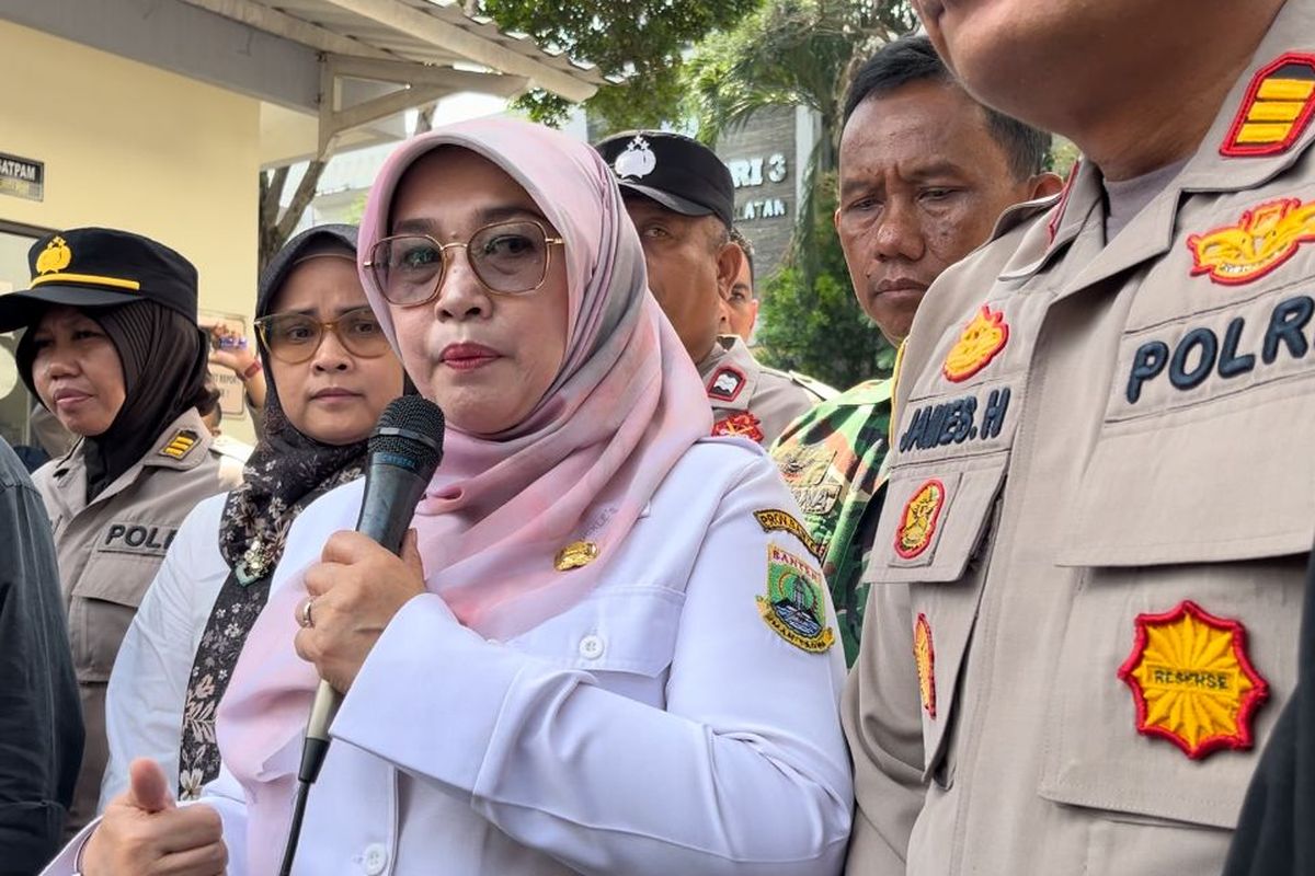 Kepala SMAN 3 Kota Tangerang Selatan, Aan Sri Analiah, saat ditemui usai aksi damai warga wong Pitu di depan sekolah.