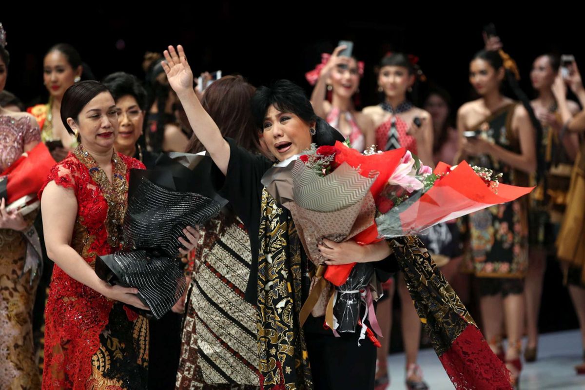 Perancang busana Anne Avantie usai peragaan busana karyanya di Indonesia Fashion Week, Jakarta Convention Center, Jakarta, Kamis (29/3/2018). Peragaan busana dengan tema Sekarayu Sriwedari ini merefleksikan 29 tahun Anne Avantie berkarya sebagai perancang busana.