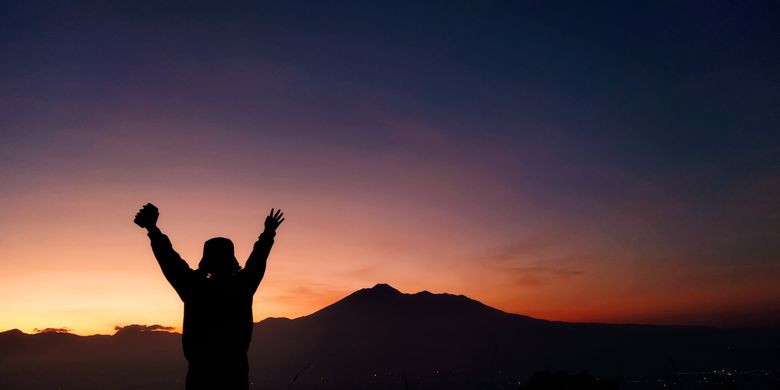 Seorang wisatawan tengah menikmati pemandangan Gunung Gede Pangrango detik-detik menjelang momen golden sunrise yang dilihat dari Desa Pasirjaya, Kecamatan Cigombong, Kabupaten Bogor pada Kamis (27/5/2021).