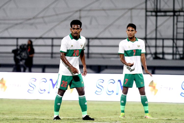 Pemain Timnas Indonesia Ramai Rumakiek (kiri) saat pertandingan ujicoba dalam rangka FIFA Matchday melawan Timor Leste yang berakhir dengan skor 0-3 di Stadion Kapten I Wayan Dipta Gianyar, Minggu (30/1/2022) malam. 