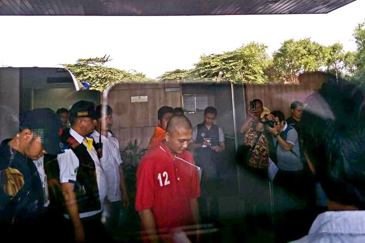 Salah satu adegan rekonstruksi penganiayaan yang mengakibatkan kematian oleh HP (24) terhadap Nurhayati (36) di Apartemen Green Pramuka City, Jakarta Pusat, Kamis (10/1/2019).