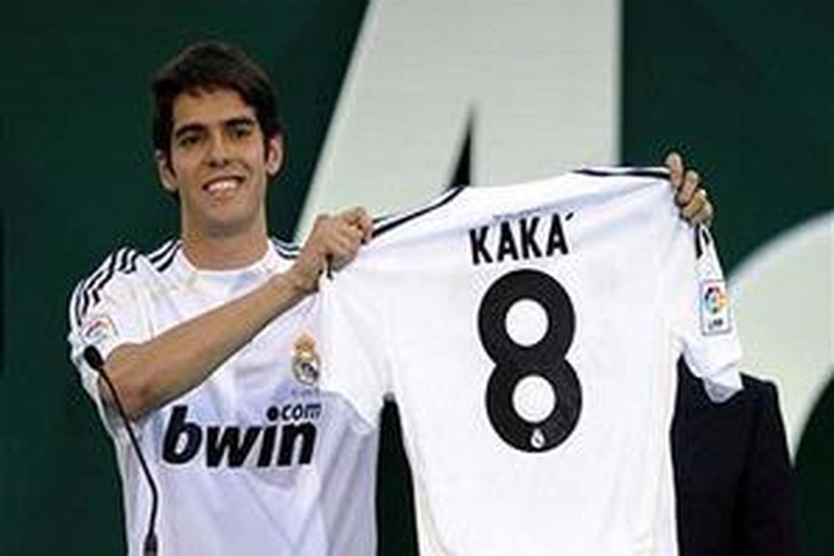 Gelandang Real Madrid, Ricardo Kaka dan kostum nomor delapan yang akan dipakainya mulai musim depan.
