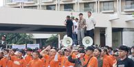 Jelang Eksekusi Hotel Sultan, Kivlan Zen Berdiri di Atas Mobil Komando