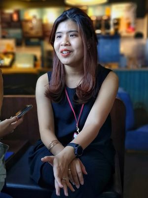 Annisa Nurul Maulina, Product Marketing Manager Samsung Electronics Indonesia, sudah mengenakan Galaxy Watch dalam acara Media Experience Galaxy Note 9 di Jakarta, Jumat (10/8/2018).