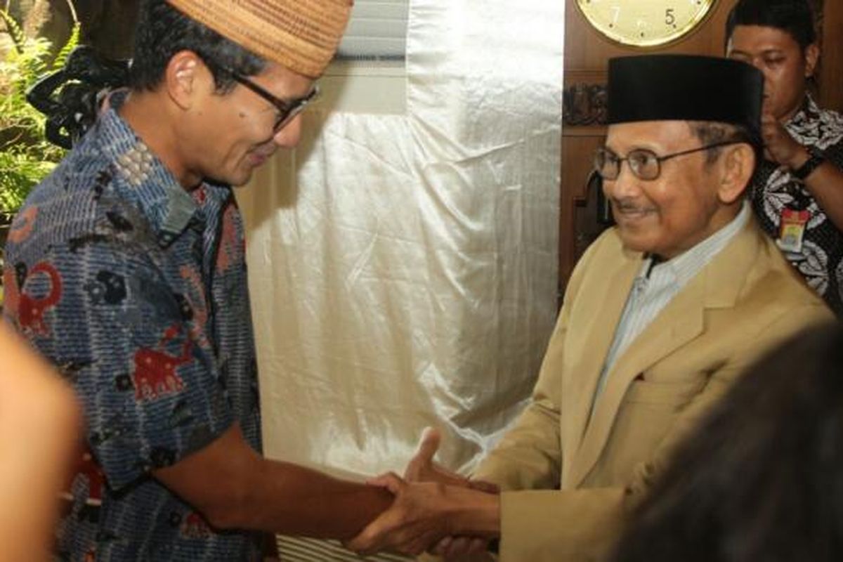 Sandiaga Uno menyambangi Presiden  ke-3 RI  BJ Habibie di rumahnya, Minggu (26/2/2017). 