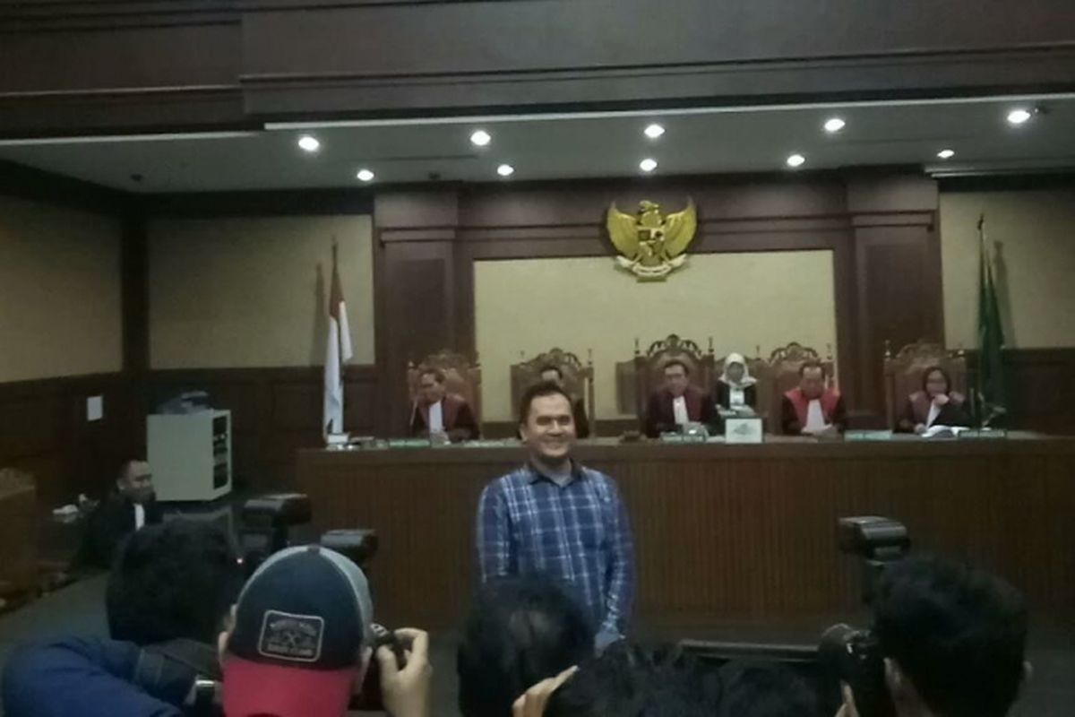 Saipul Jamil saat diabadikan usai sidang putusannya di Pengadilan Tipikor Jakarta Pusat, Senin (31/7/2017).