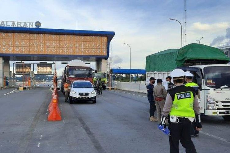 Pos penjagaan arus lalu lintas pintu Tol Palaran, Samarinda, Kalimantan Timur, awal Mei 2020.