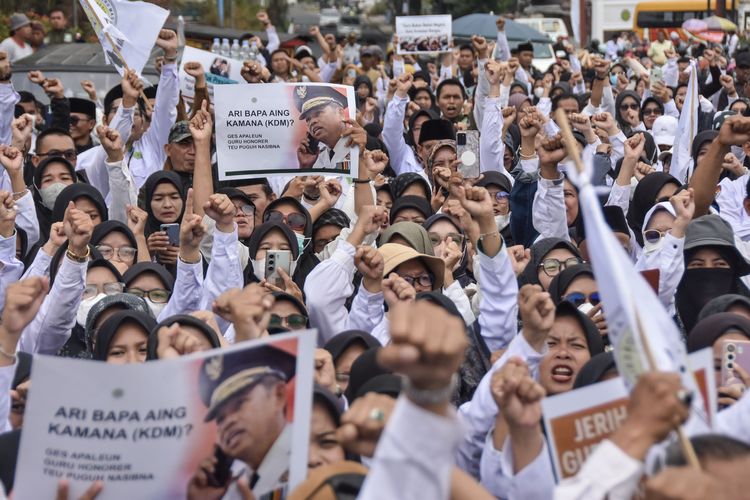 Sejumlah anggota Perkumpulan Guru Madrasah (PGM) Indonesia menggelar unjuk rasa saat Apel Akbar Guru Honorer di Kota Tasikmalaya, Jawa Barat, Senin (26/1/2026). Mereka menuntut pengangkatan 2.900 guru madrasah se-Kota Tasikmalaya dari jenjang RA hingga aliyah menjadi Pegawai Pemerintah dengan Perjanjian Kerja (PPPK), di tengah kebijakan pengangkatan langsung pegawai Satuan Pelayanan Pemenuhan Gizi (SPPG) dalam program Makan Bergizi Gratis. 