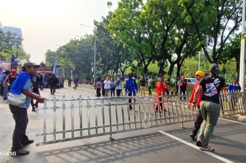 Demo Buruh di Balai Kota DKI Rusuh, Massa Angkat Pagar untuk Tutup Jalan