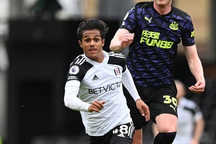 Pemain remaja Fulham, Fabio Carvalho (depan) saat bertanding melawan Newcastle United pada laga Premier League musim 2020-2021 yang digelar di Stadion Craven Cottage, London, 23 Mei 2021. Carvalho yang baru berusia 19 tahun dikabarkan direkrut oleh Liverpool.