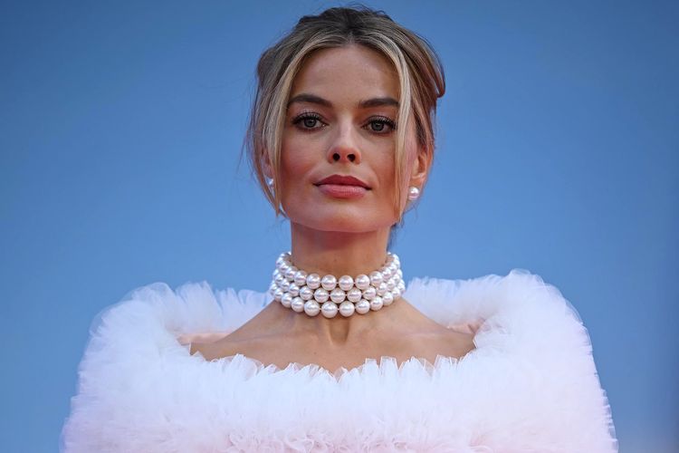 Australian actress Margot Robbie poses on the pink carpet upon arrival for the European premiere of Barbie in central London on July 12, 2023. (Photo by JUSTIN TALLIS / AFP)