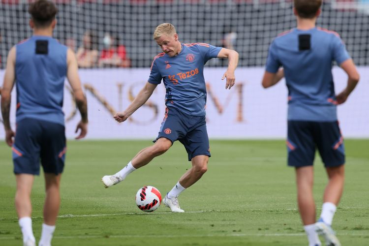 Gelandang Manchester United, Donny van de Beek, beraksi di sesi latihan tim di Stadion Rajamangala, Bangkok, Thailand, pada 11 Juli 2022 jelang laga uji coba kontra Liverpool.