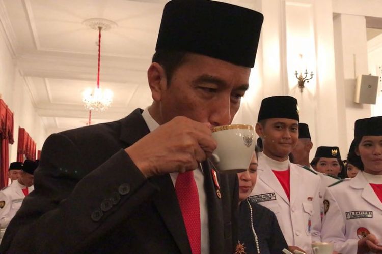 Presiden Joko Widodo saat mencoba kopi khas Bali, Mengani Kopi, di Istana Negara, Jakarta, Selasa (15/8/2017).