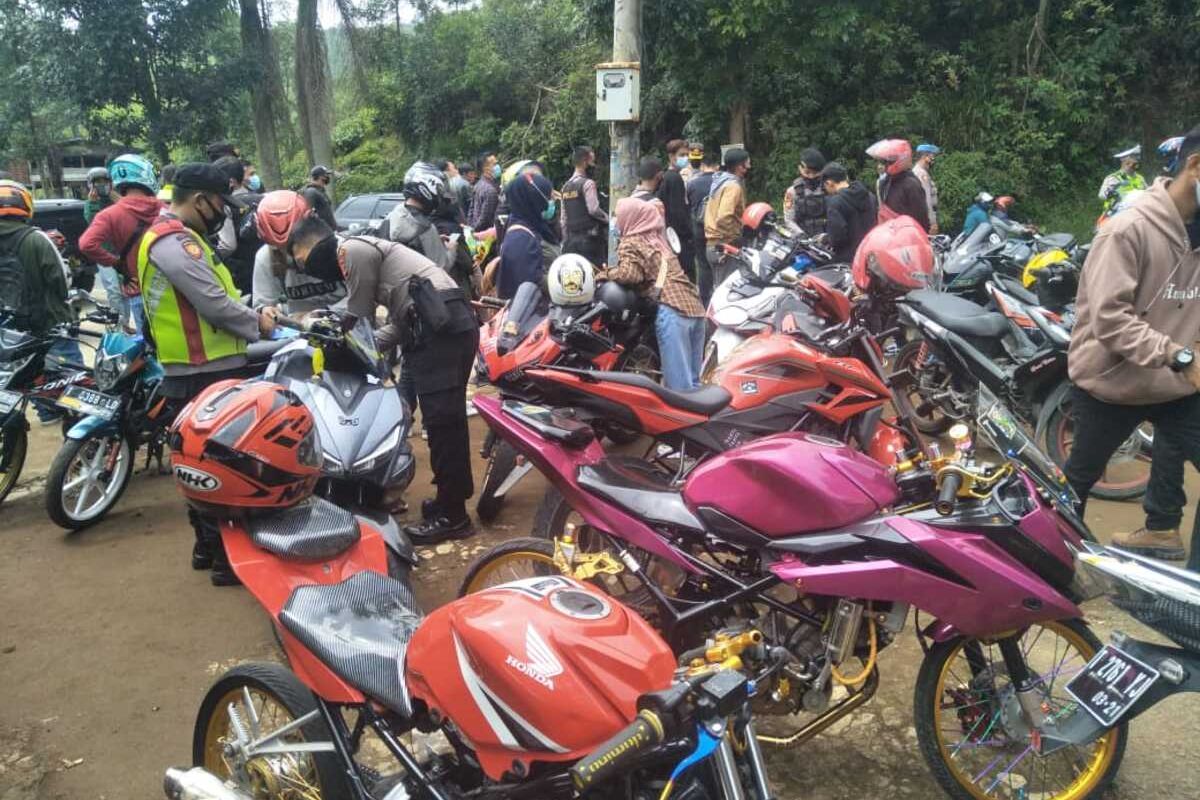 Polres Subang memberikan sanksi kepada puluhan pengendara. Polisi juga membubarkan aksi balap liar dan sunmori di jalur wisata di selatan Kabupaten Subang, Minggu (3/1/2021).