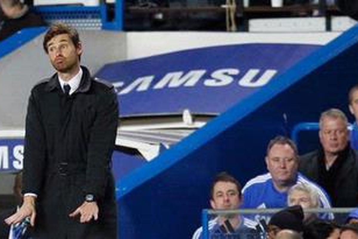 Salah satu ekspresi pelatih Chelsea, Andre Villas-Boas, saat anak didiknya bertanding melawan Aston Villa, dalam lanjutan Premier League, di Stamford Bridge, Sabtu (31/12/2011).