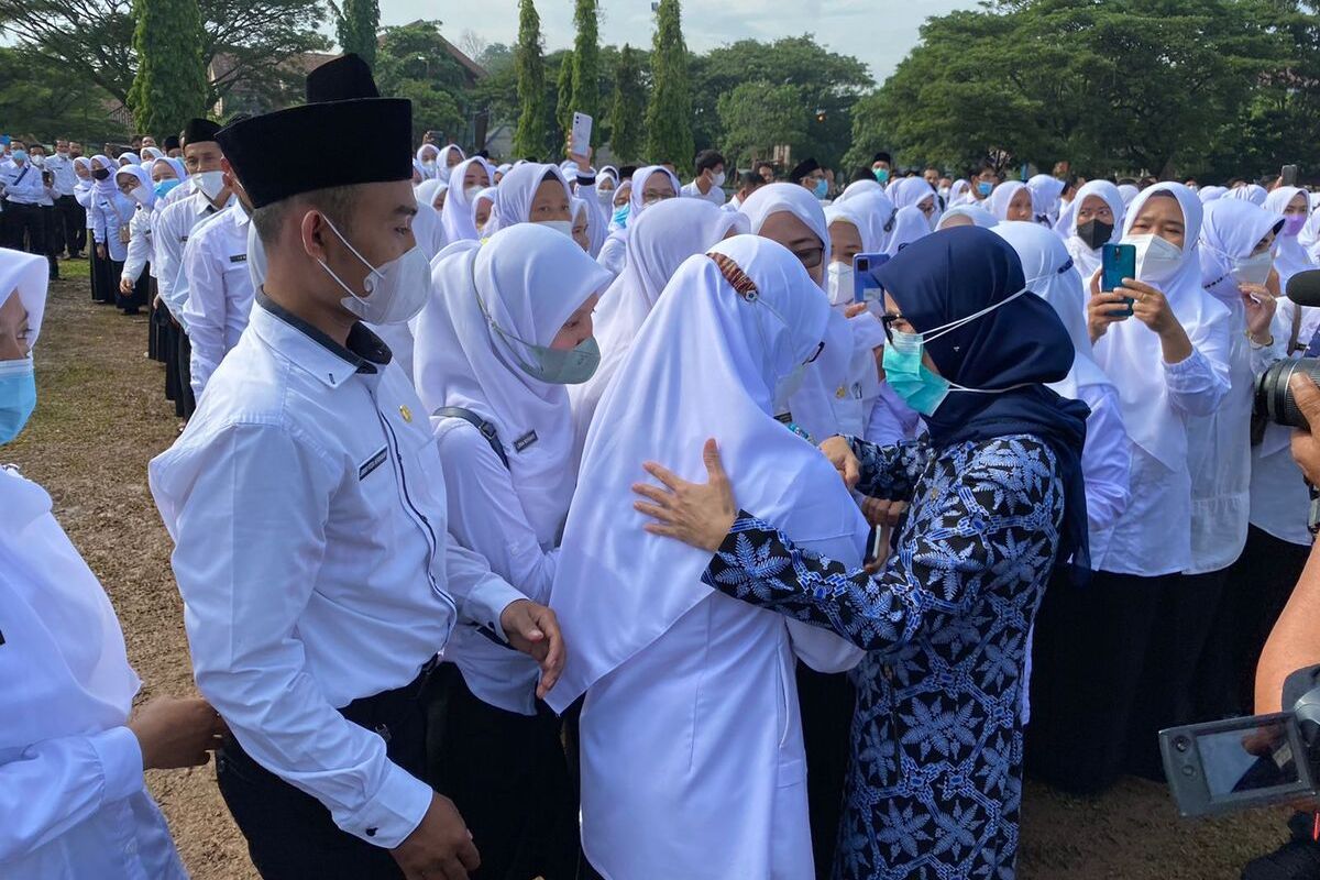 Sejumlah guru honorer ditemui Bupati Lebak Iti Octavia Jayabaya saat pembagian SK di Alun-alun Rangkasbitung, Kamis (16/6/2022).