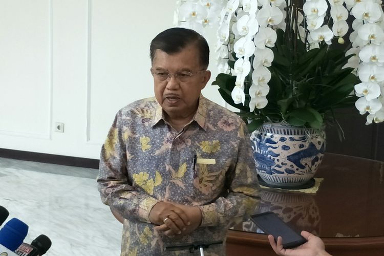 Wakil Presiden Jusuf Kalla di kantornya