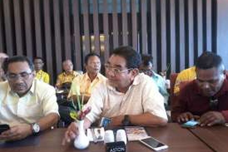 Ketua DPD I NTT Ibrahim Agustinus Medah (tengah) didampingi Anggota DPRD NTT Mohammad Ansor (kiri) dan Pengurus DPD I NTT Lorens Leba Tukan (kanan) saat memberikan keterangan kepada sejumlah wartawan di Kupang, Jumat (11/3/2016)