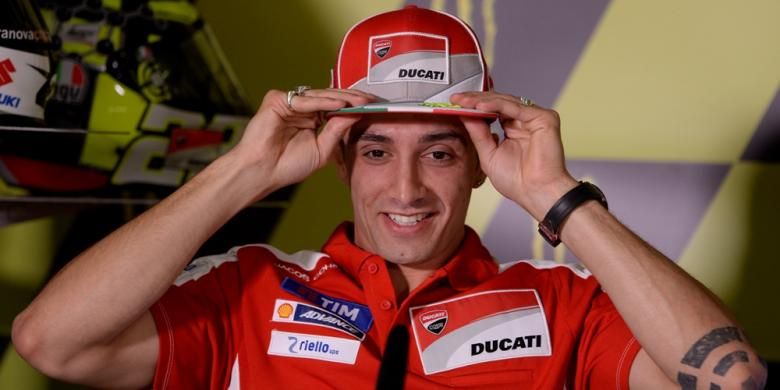 Pebalap Ducati Team asal Italia, Andrea Iannone, tersenyum dan membetulkan topi saat konferensi pers jelang GP Catalunya di Sirkuit Barcelona de Catalunya, Montmelo, Kamis (2/6/2016).