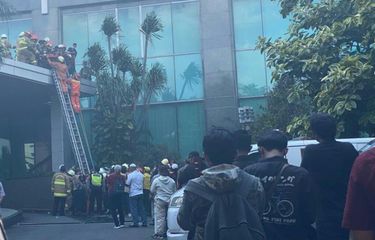 Kebakaran terjadi di Gedung Cyber di Jalan Kuningan Barat Raya, Mampang Prapatan, Jakarta Selatan, Kamis (2/12/2021), siang. 