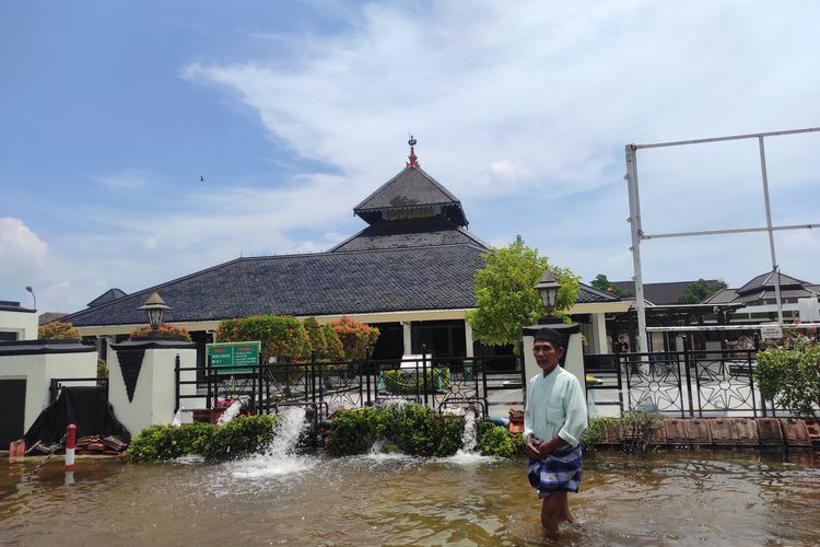 Turmudi (66) saat menuju Masjid Agung Demak untuk menjalankan shalat pada Kamis (21/3/2024).