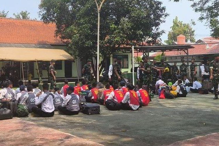 Para pelajar saat mengikuti pendidikan berkarakter di Resimen Artileri Medan 1 Sthira Yudha, Batalyon Artileri Medan 9, Kabupaten Purwakarta, Kamis (1/5/2025).