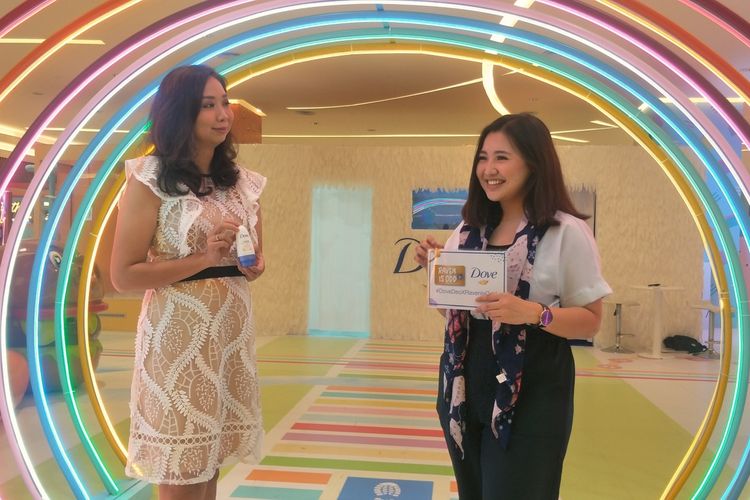 Anggya Kumala selaku Senior Brand Manager Dove Deodorant bersama Managing Director Raven Is Odd Ririnu Yuka dalam jumpa pers di Pasicif Place, SCBD, Jakarta Selatan, belum lama ini.