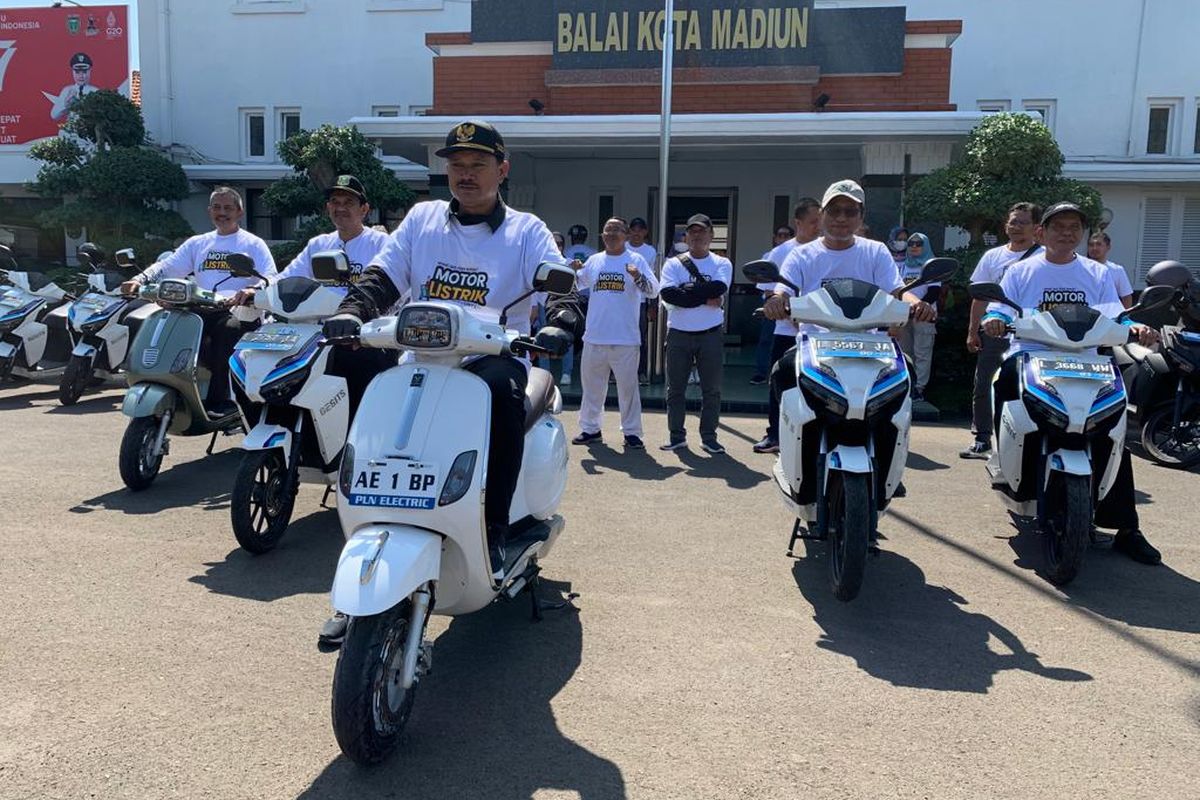 SEPEDA MOTOR LISTRIK—Wali Kota Madiun, Maidi bersama pimpinan organisasi perangkat daerah mempromosikan penggunaan sepeda motor listrik untuk digunakan ASN dan warga guna menghemat biaya transportasi setelah kenaikkan harga bahan bakar minyak, Jumat (23/9/2022).