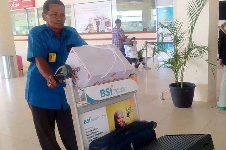 Anwar Ismail (64) sedang membawa penumpang di Bandara Sultan Iskandar Muda, Blang Bintang, Kabupaten Aceh Besar. Kamis (16/03/2023).