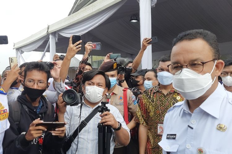 Gubernur DKI Jakarta Anies Baswedan (paling kanan masker putih) melepas keberangkatan peserta mudik gratis dari Pemerintah Provinsi DKI Jakarta dari Terminal Terpadu Pulogebang, Jakarta Timur, Selasa (27/4/2022). 