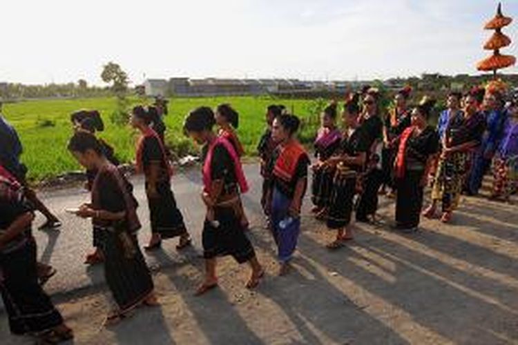Kain tenun menjadi bagian penting dalam prosesi pernikahan suku Sasak di Lombok, Nusa Tenggara Barat, Sabtu (11/10/2014).
