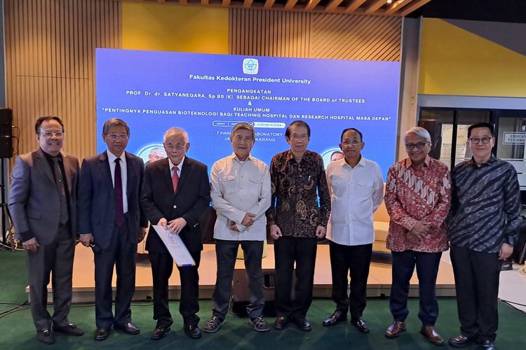 Prof. Satyanegara (ketiga dari kiri) diangkat sebagai Chairman of the Board of Trustees atau Ketua Wali Amanat Fakultas Kedokteran (FK) President University di Bekasi, pada Jumat (1/3/2024).