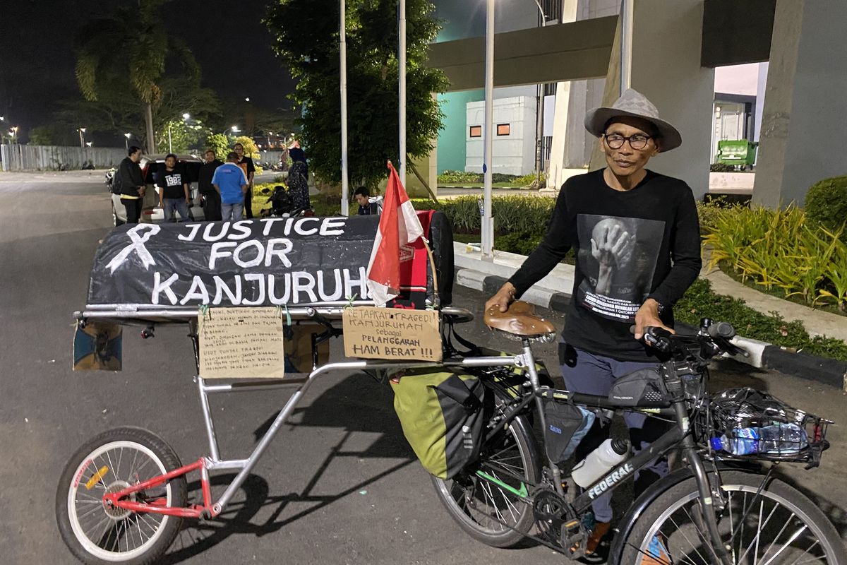 Midun ketika berada di Stadion Gelora Bung Tomo Surabaya